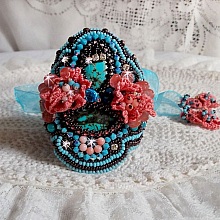 Bracelet Na&iuml;ade manchette Haute-Couture brod&eacute; des cabochons en Turquoise, une dentelle rose tr&egrave;s ancienne, des perles de gemmes : Les Corail Light et des rocailles 